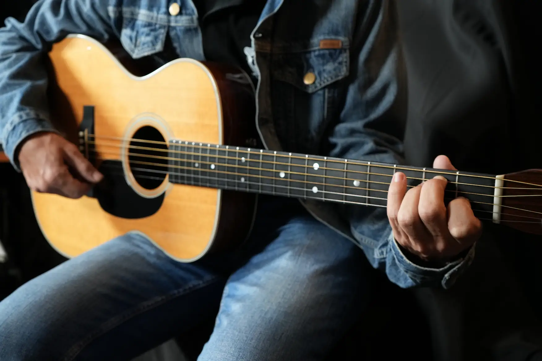 bien-placer-sa-main-gauche-a-la-guitare